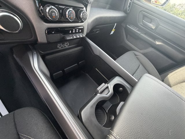 2027 RAM Ram 1500 RAM 1500 EXPRESS CREW CAB 4X4 5'7' BOX